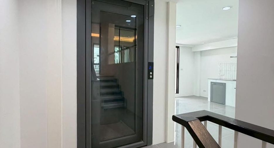 For sale 4 bedrooms townhouse in Phra Khanong, Bangkok