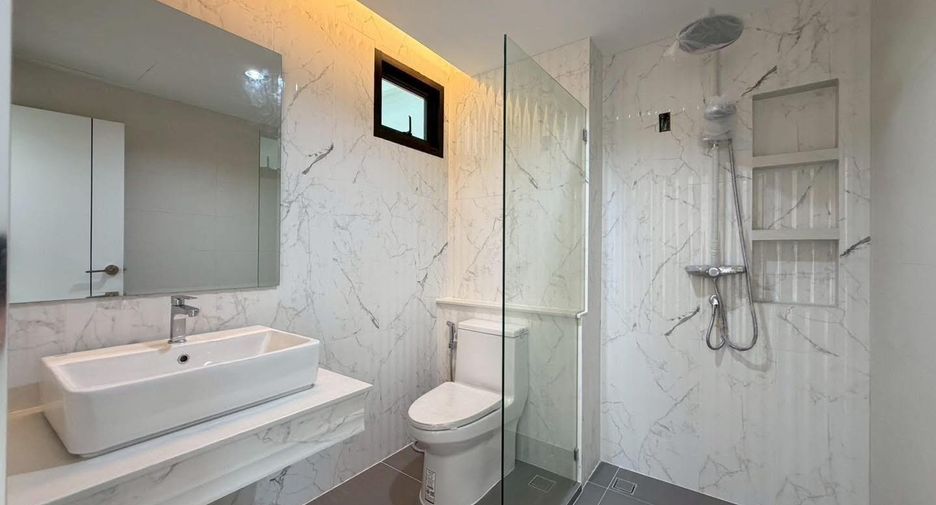 For sale 4 bedrooms townhouse in Phra Khanong, Bangkok
