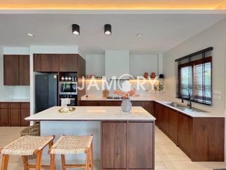 Villa zur Miete und zum Kauf mit 3 Zimmer in Bang Lamung, Chonburi