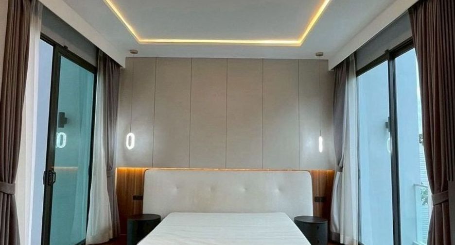 For rent 4 bedrooms house in Phra Khanong, Bangkok