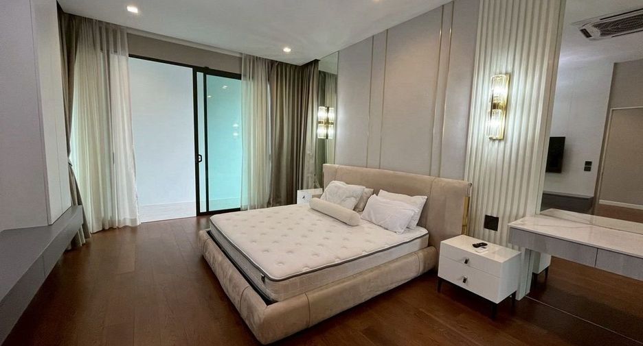 For rent 4 bedrooms house in Phra Khanong, Bangkok