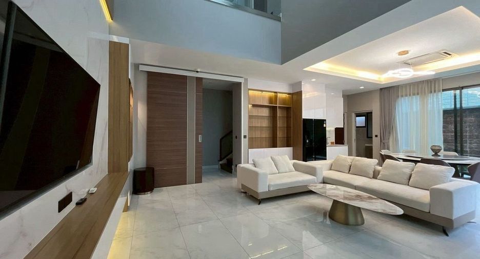 For rent 4 bedrooms house in Phra Khanong, Bangkok