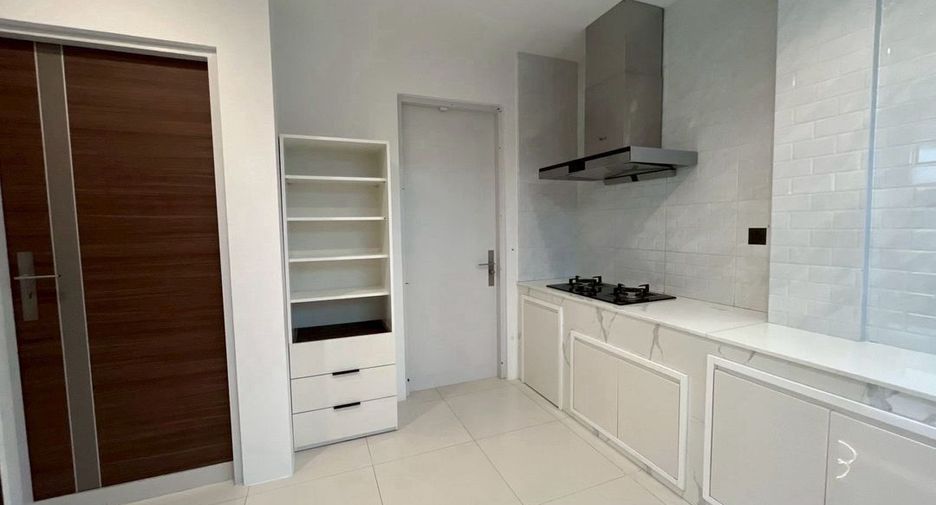 For rent 4 bedrooms house in Phra Khanong, Bangkok
