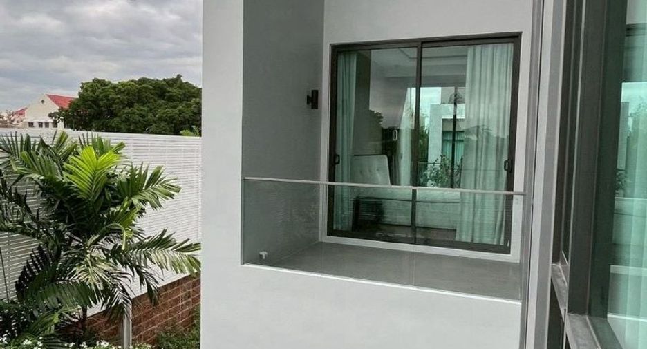 For rent 4 bedrooms house in Phra Khanong, Bangkok