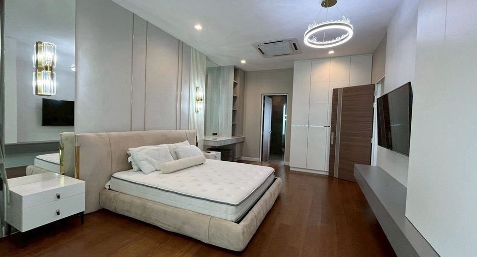For rent 4 bedrooms house in Phra Khanong, Bangkok