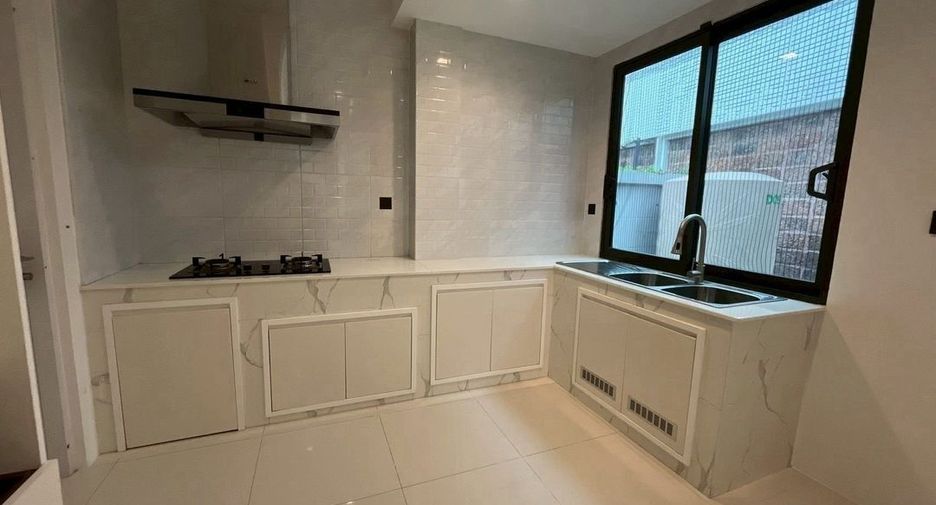 For rent 4 bedrooms house in Phra Khanong, Bangkok