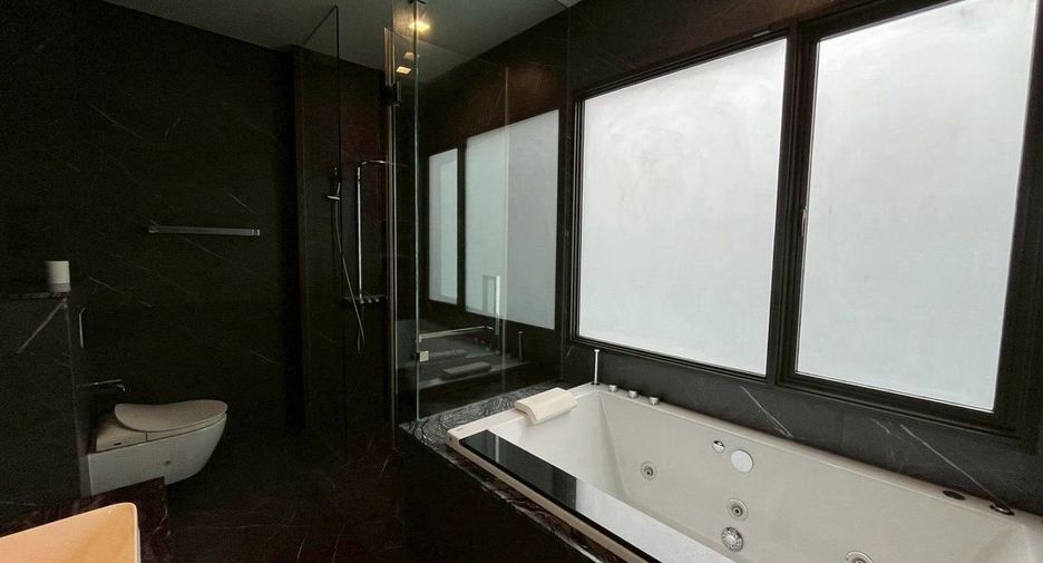 For rent 4 bedrooms house in Phra Khanong, Bangkok