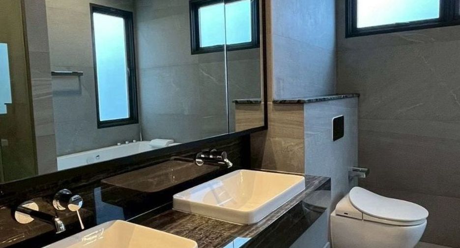 For rent 4 bedrooms house in Phra Khanong, Bangkok