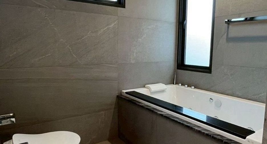 For rent 4 bedrooms house in Phra Khanong, Bangkok