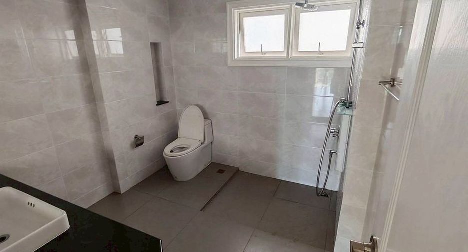 For rent 4 bedrooms house in Bang Na, Bangkok