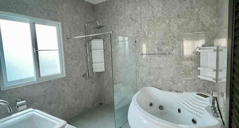 For sale and for rent 5 bedrooms villa in East Pattaya, Pattaya