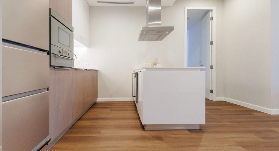 For rent and for sale 2 bedrooms condo in Pathum Wan, Bangkok