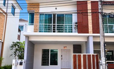 Casa adosada en venta de 3 habitaciones en Bang Kapi, Bangkok