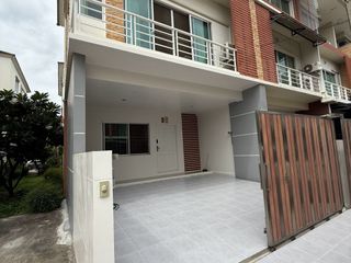 For sale 3 bedrooms townhouse in Bang Kapi, Bangkok