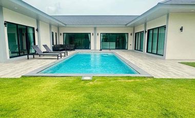 À vendre et à louer 4 chambres villa à Huay Yai, Pattaya