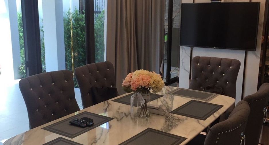 Casa en venta de 4 habitaciones en Lat Phrao, Bangkok