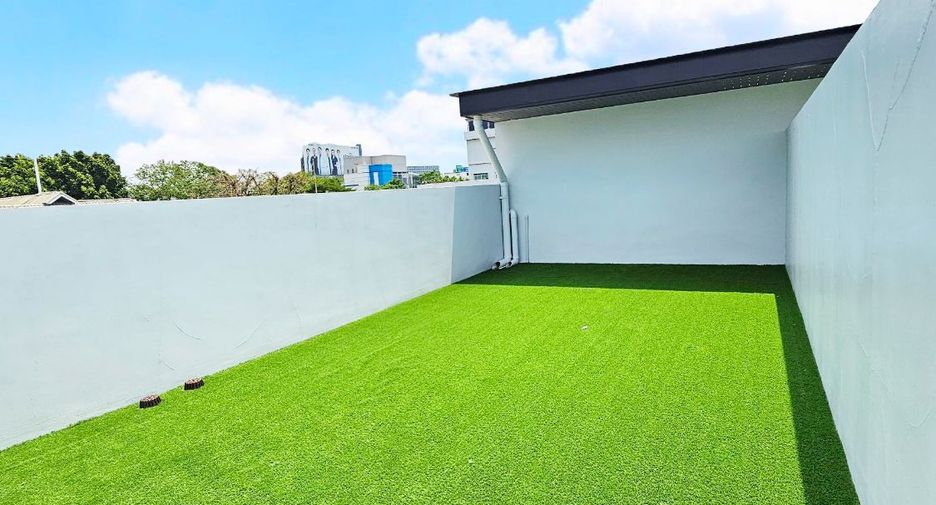 For rent 4 bedrooms townhouse in Suan Luang, Bangkok