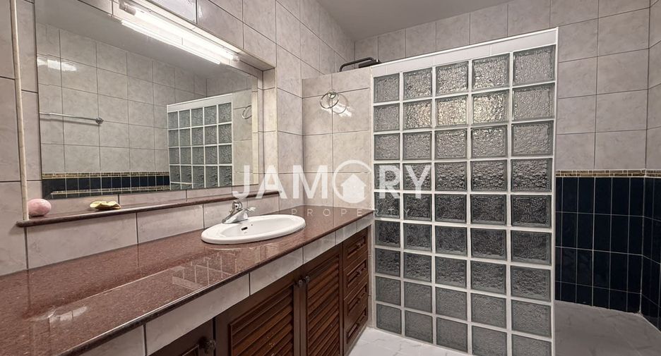 For rent 5 bedrooms house in East Pattaya, Pattaya