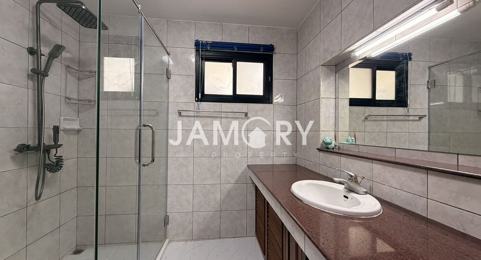 For rent 5 bedrooms house in East Pattaya, Pattaya