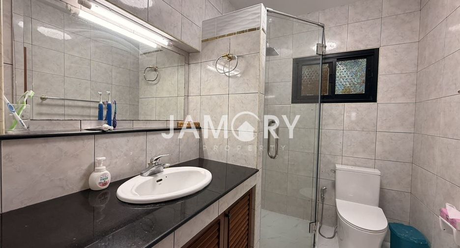 For rent 5 bedrooms house in East Pattaya, Pattaya