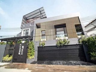 For sale 4 bedrooms house in Watthana, Bangkok