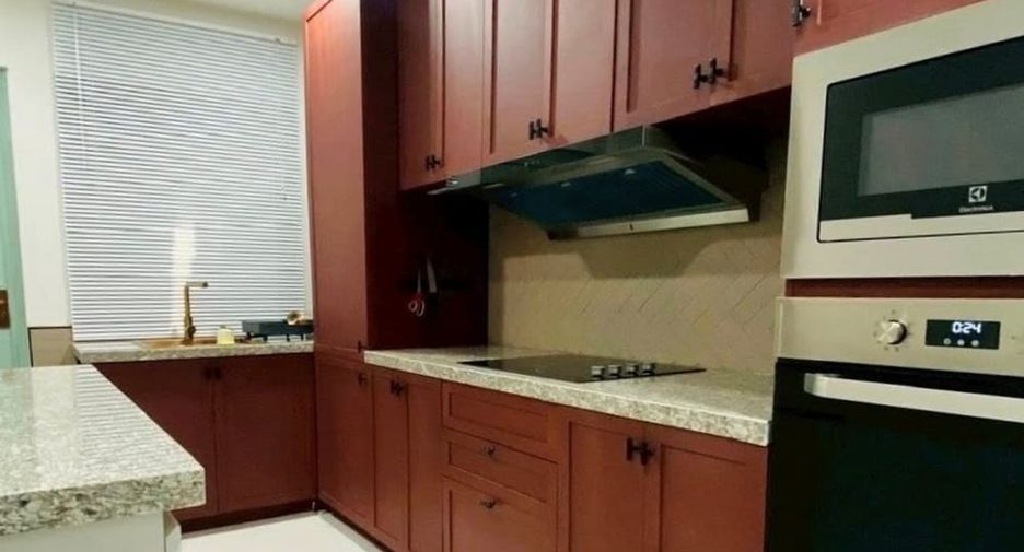 For rent 4 bedrooms villa in Huay Yai, Pattaya