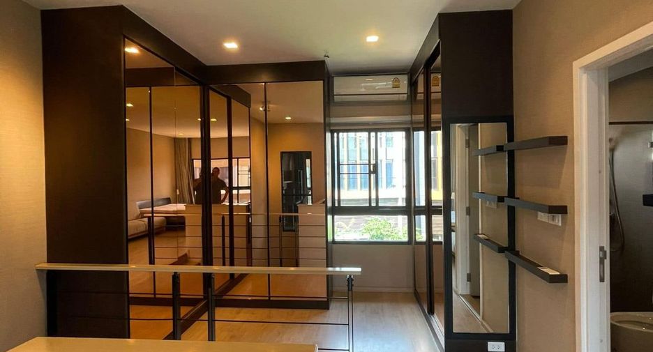À louer 3 chambres maison de ville à Yan Nawa, Bangkok