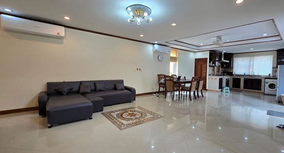 À louer 4 chambres villa à Pratumnak, Pattaya