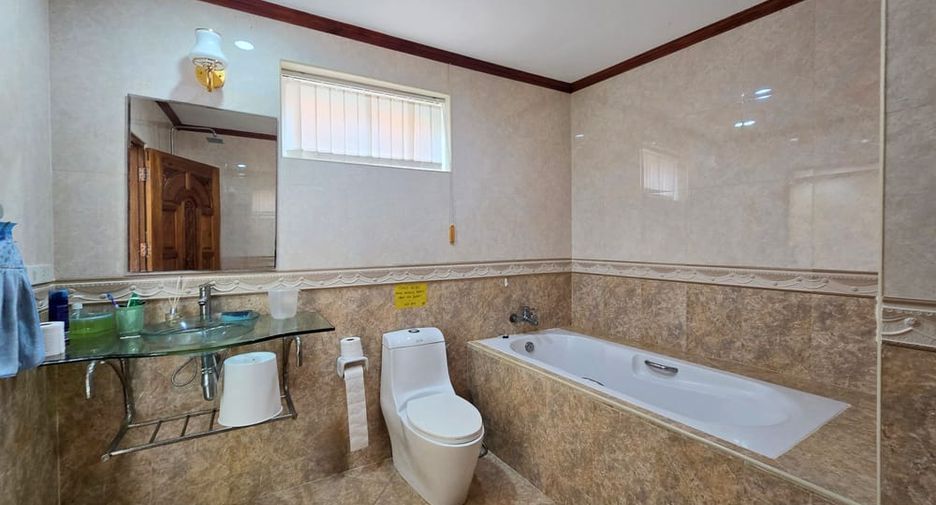 À louer 4 chambres villa à Pratumnak, Pattaya