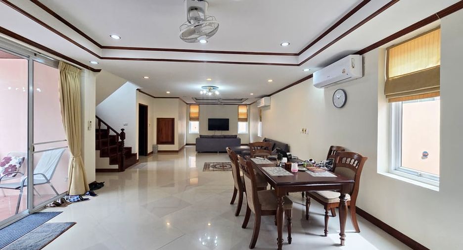 À louer 4 chambres villa à Pratumnak, Pattaya