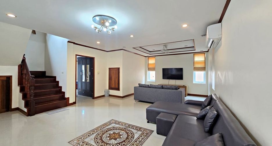 À louer 4 chambres villa à Pratumnak, Pattaya