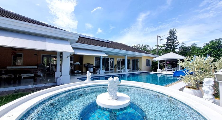 For rent 8 bedrooms villa in East Pattaya, Pattaya