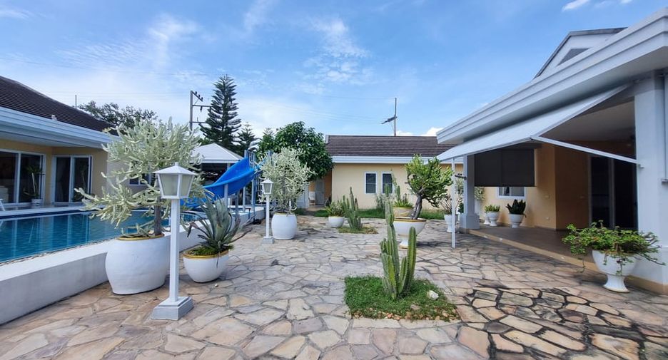 For rent 8 bedrooms villa in East Pattaya, Pattaya