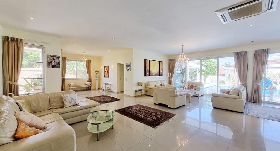 For rent 8 bedrooms villa in East Pattaya, Pattaya