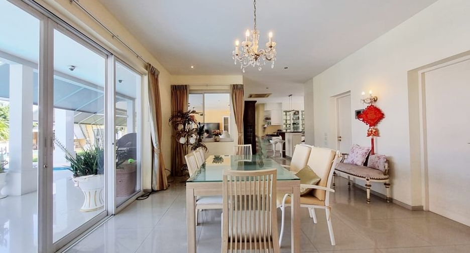 For rent 8 bedrooms villa in East Pattaya, Pattaya
