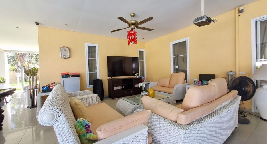 For rent 8 bedrooms villa in East Pattaya, Pattaya