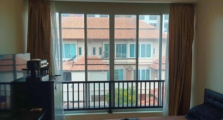 For sale 4 bedrooms townhouse in Pratumnak, Pattaya
