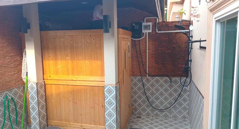 For sale 4 bedrooms townhouse in Pratumnak, Pattaya