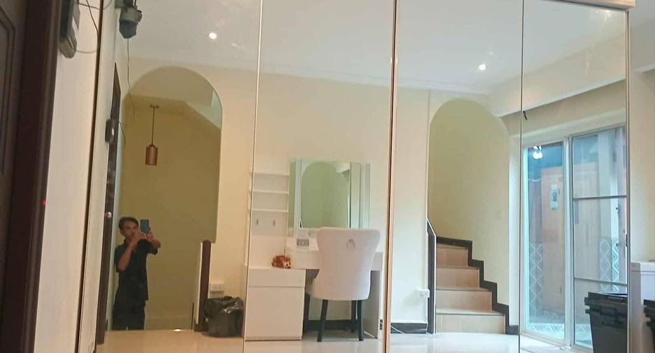 For sale 4 bedrooms townhouse in Pratumnak, Pattaya