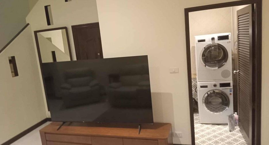 For sale 4 bedrooms townhouse in Pratumnak, Pattaya