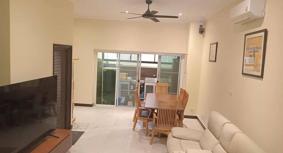 For sale 4 bedrooms townhouse in Pratumnak, Pattaya