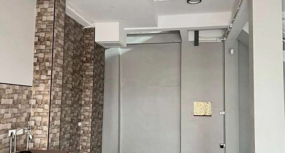 For rent 7 bedrooms retail Space in Samphanthawong, Bangkok