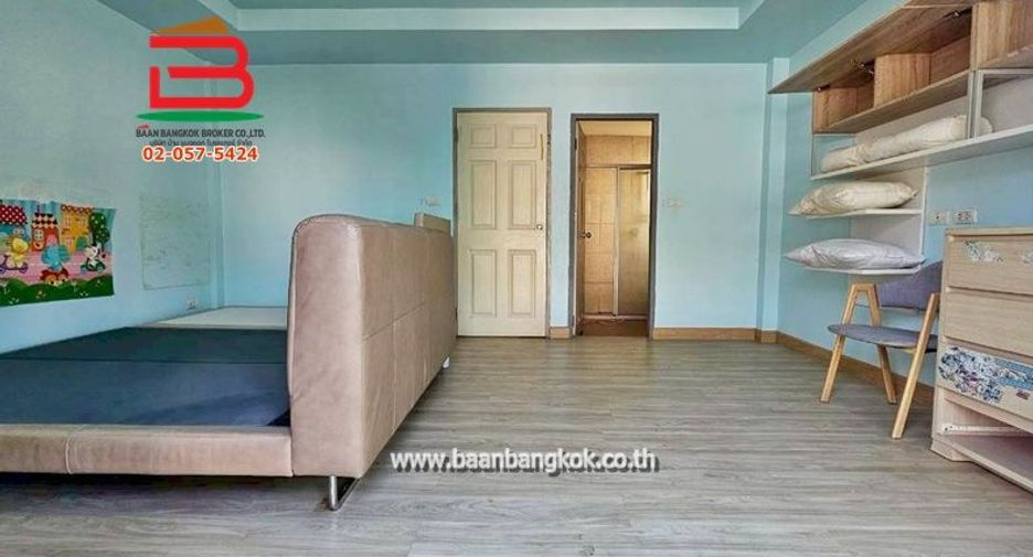 For sale 4 bedrooms townhouse in Sai Mai, Bangkok