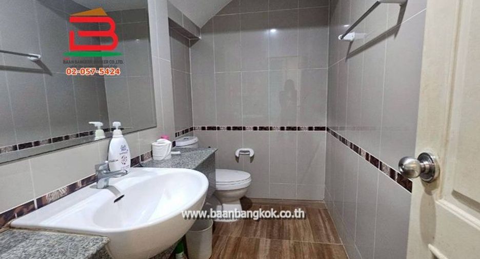 For sale 4 bedrooms townhouse in Sai Mai, Bangkok
