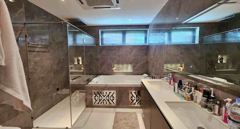 For sale 6 bedrooms villa in Pratumnak, Pattaya