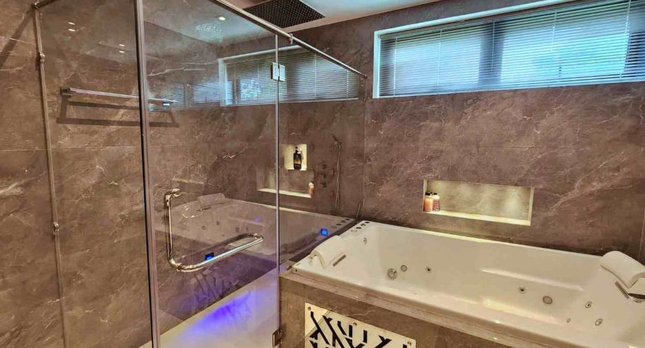 For sale 6 bedrooms villa in Pratumnak, Pattaya