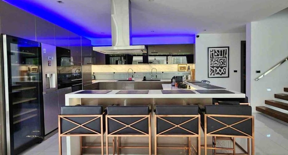 For sale 6 bedrooms villa in Pratumnak, Pattaya