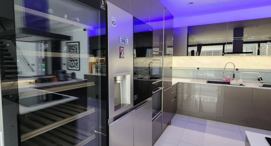 For sale 6 bedrooms villa in Pratumnak, Pattaya