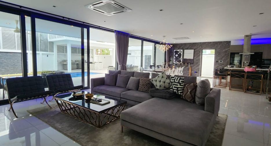 For sale 6 bedrooms villa in Pratumnak, Pattaya