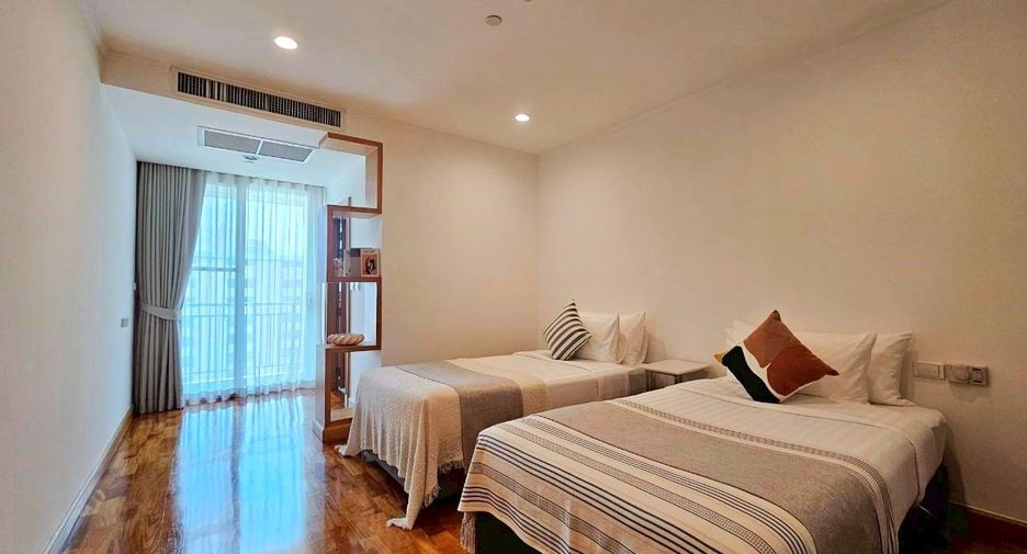 For rent 3 bedrooms apartment in Khlong Toei, Bangkok